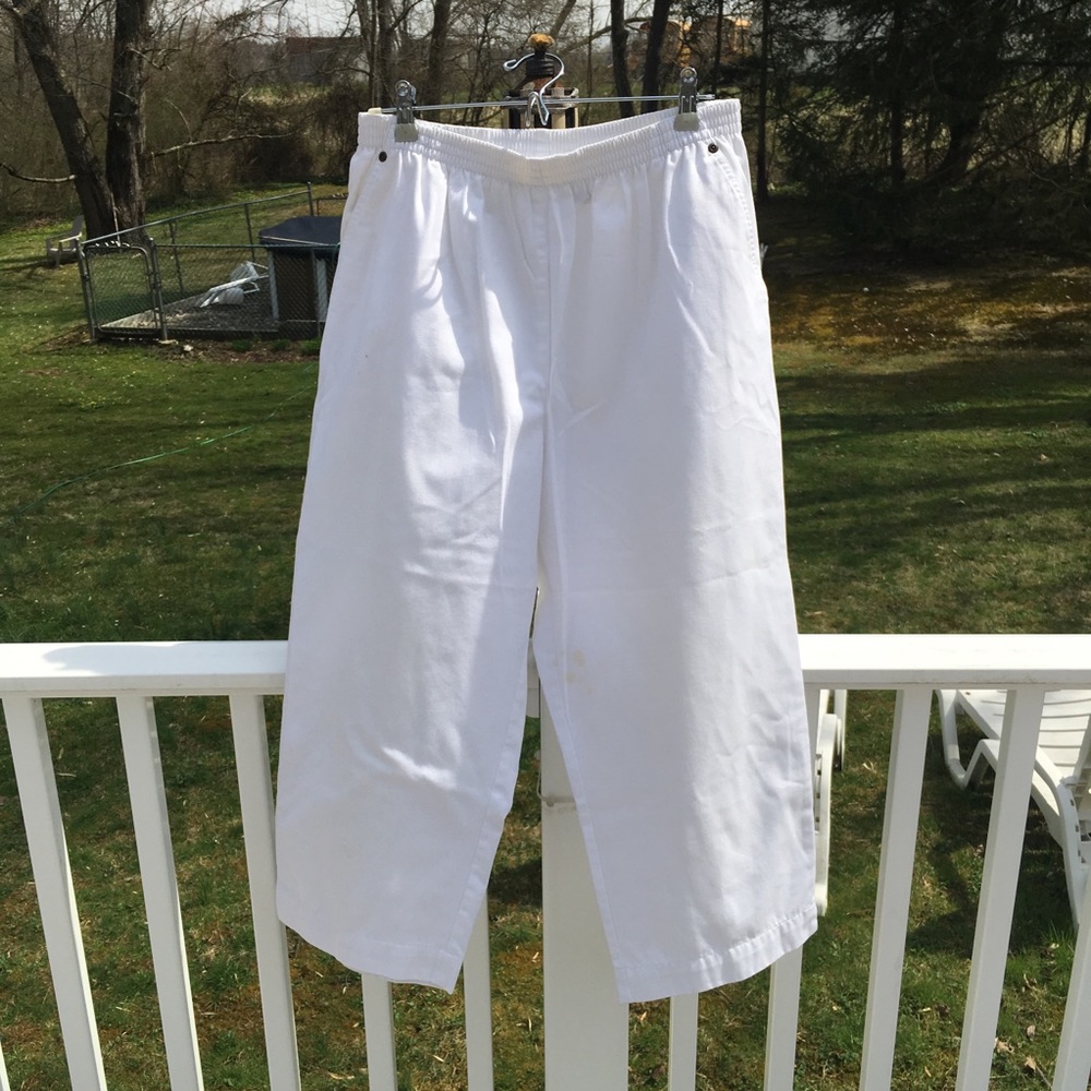 NWOT Studio Works Sz 16W White Capri Pants 🌞